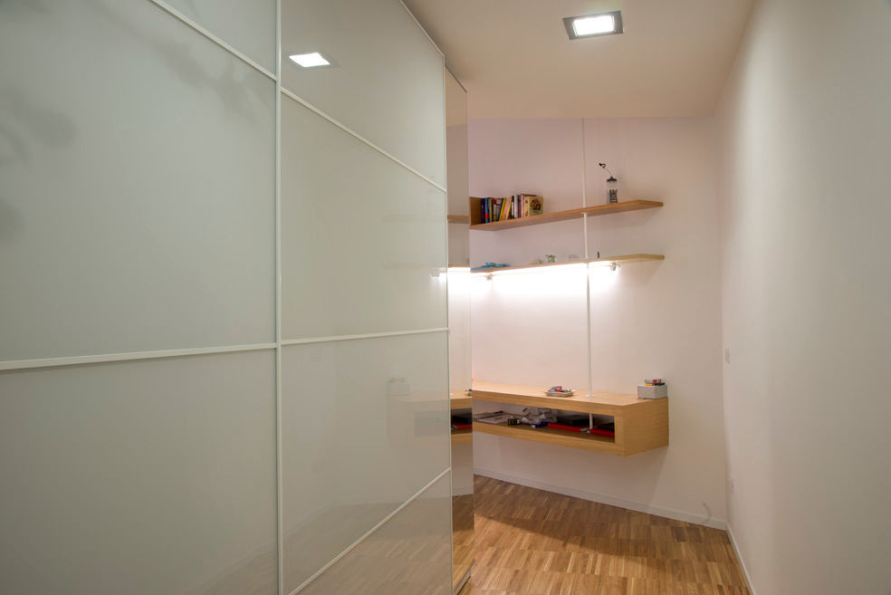 homify Modern dressing room