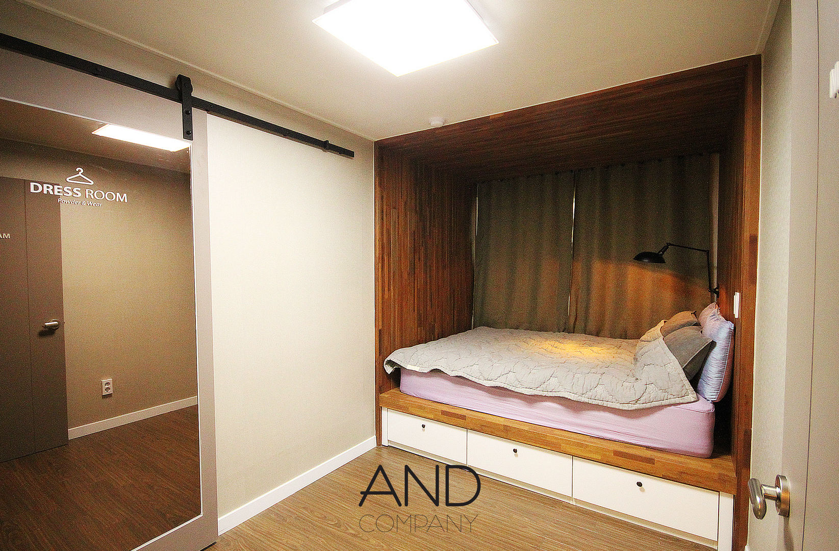 공간 활용도를 높인 모던인테리어 , 앤드컴퍼니 앤드컴퍼니 Modern Bedroom