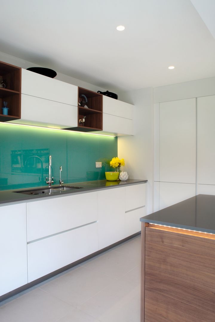 Contemporary Kitchen in Walnut and White Glass, in-toto Kitchens Design Studio Marlow in-toto Kitchens Design Studio Marlow مطبخ