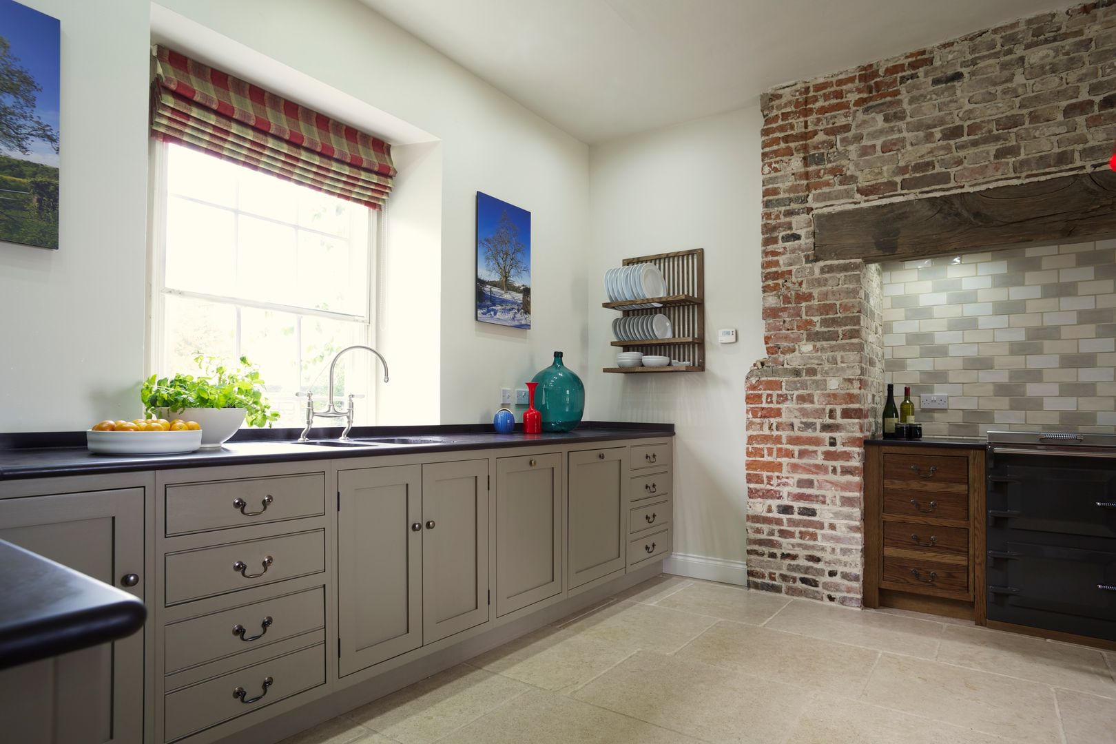 The Great Lodge | Large Grey Painted Kitchen with Exposed Brickwork Humphrey Munson カントリーデザインの キッチン