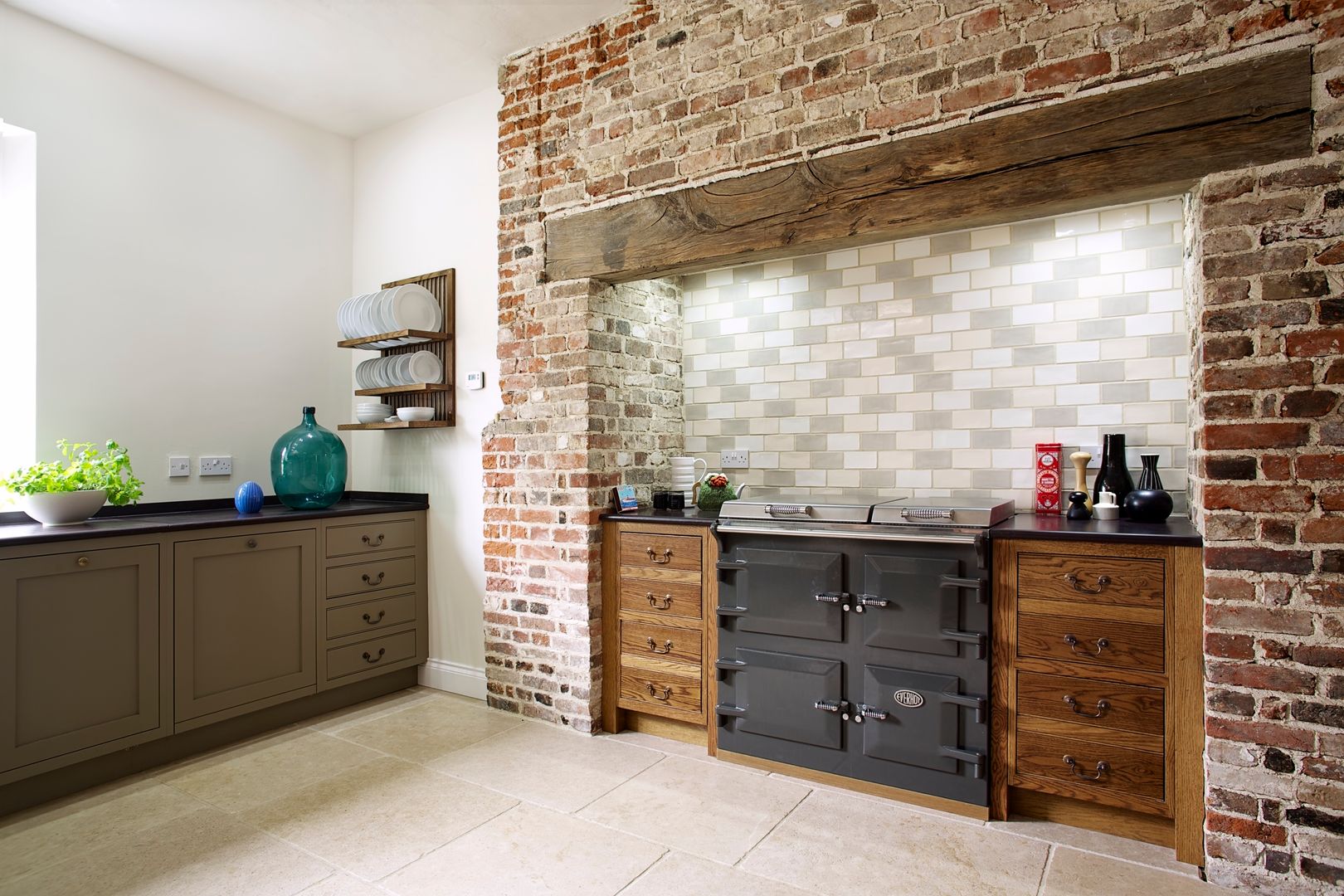 The Great Lodge | Large Grey Painted Kitchen with Exposed Brickwork Humphrey Munson カントリーデザインの キッチン