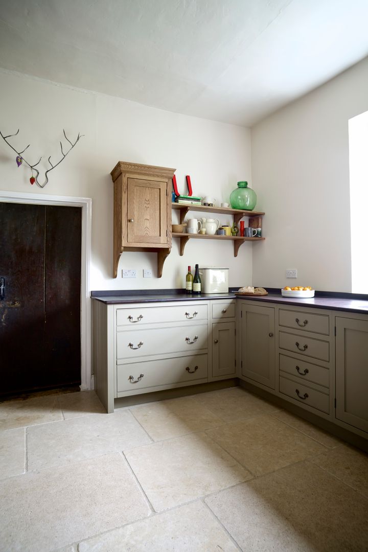 The Great Lodge | Large Grey Painted Kitchen with Exposed Brickwork Humphrey Munson Cozinhas campestres