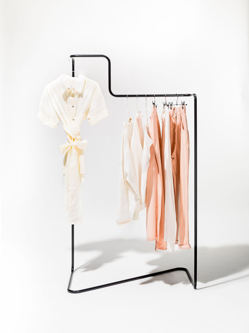 „Solid line” clothes rack , Phil Divi Product Design Phil Divi Product Design إنتقائي، أسلوب، الرواق، رواق، &، درج Clothes hooks & stands
