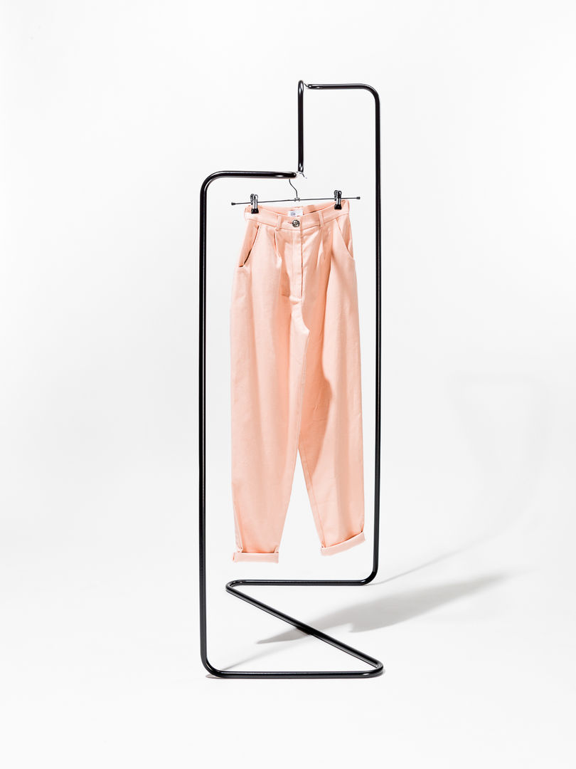 „Solid line” clothes rack , Phil Divi Product Design Phil Divi Product Design إنتقائي، أسلوب، الرواق، رواق، &، درج شماعة ملابس
