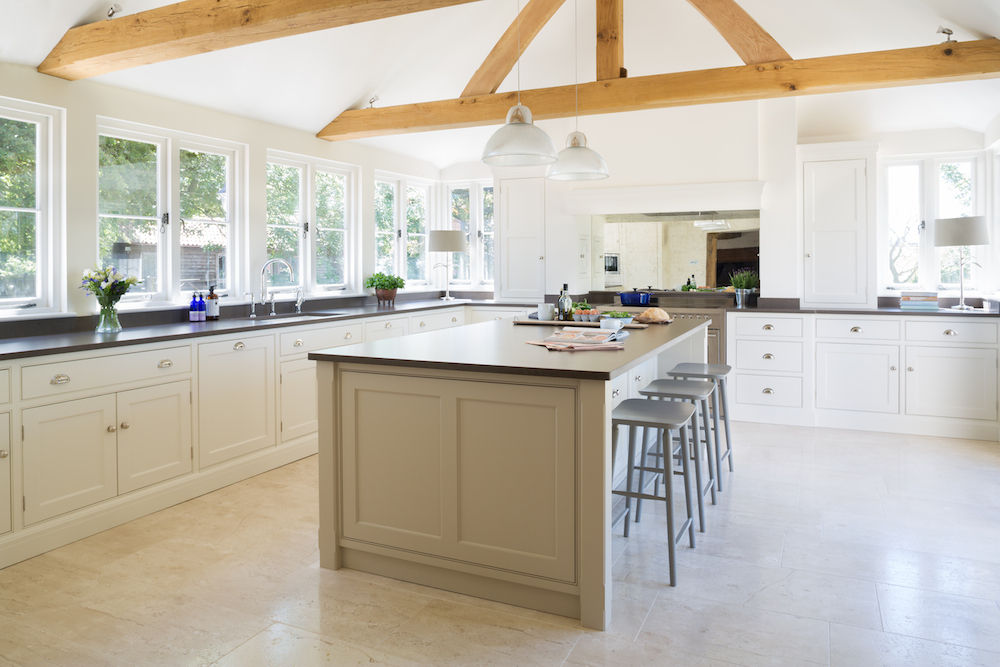 The Old Forge House, Hertfordshire | Classic Painted Shaker Kitchen Humphrey Munson Nhà bếp phong cách đồng quê