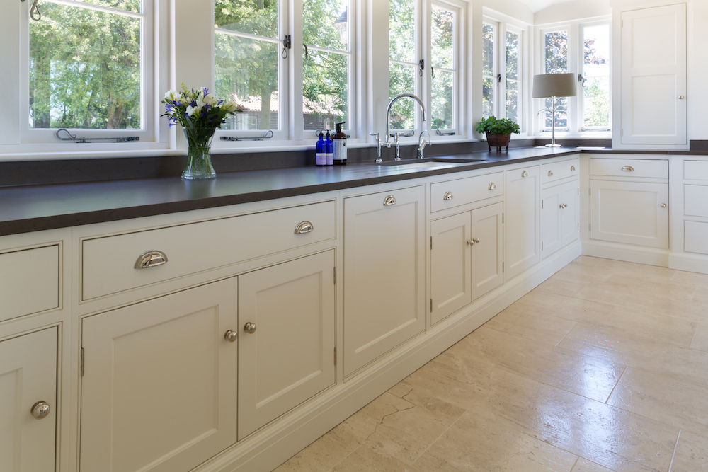 The Old Forge House, Hertfordshire | Classic Painted Shaker Kitchen Humphrey Munson مطبخ