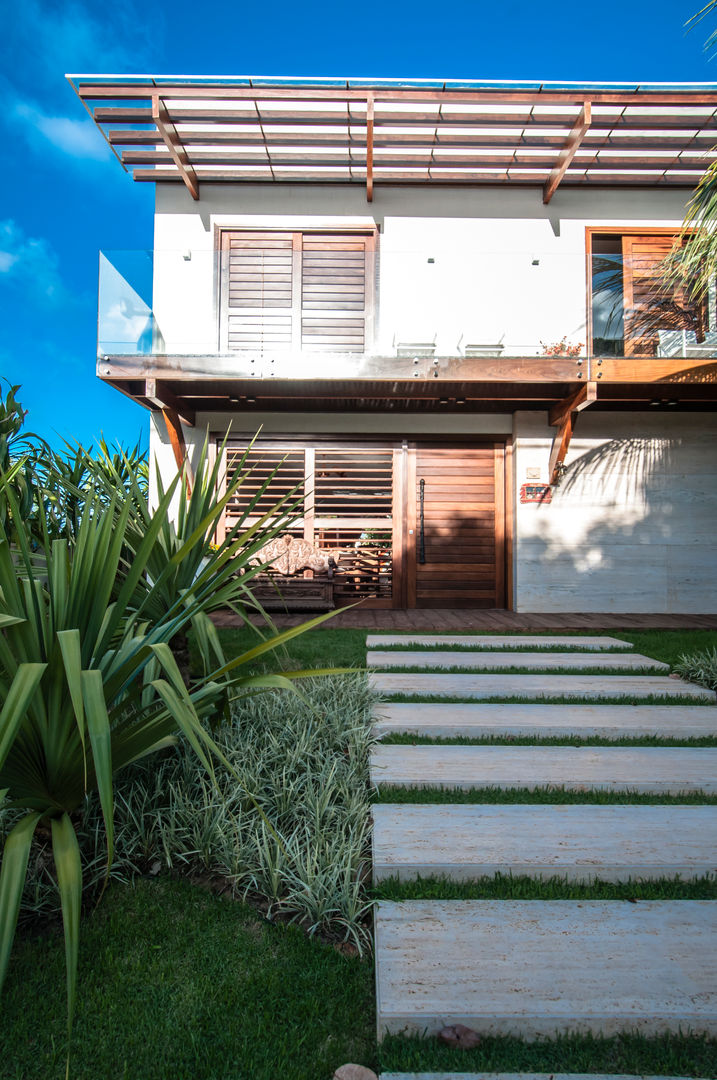 Casa tem interiores sóbrios e aberturas assimétricas na fachada