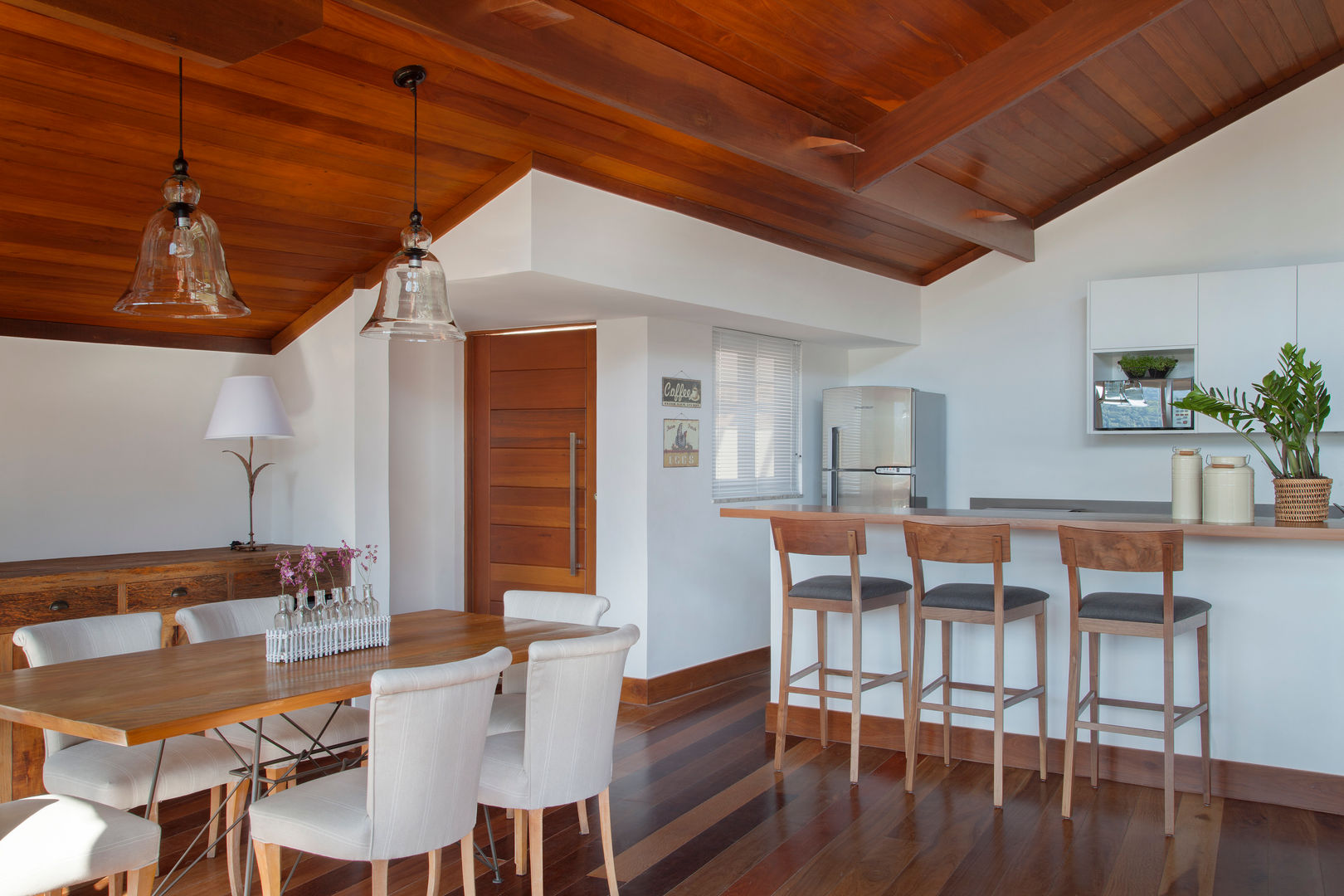 Casa Itaipava, sadala gomide arquitetura sadala gomide arquitetura Country style dining room