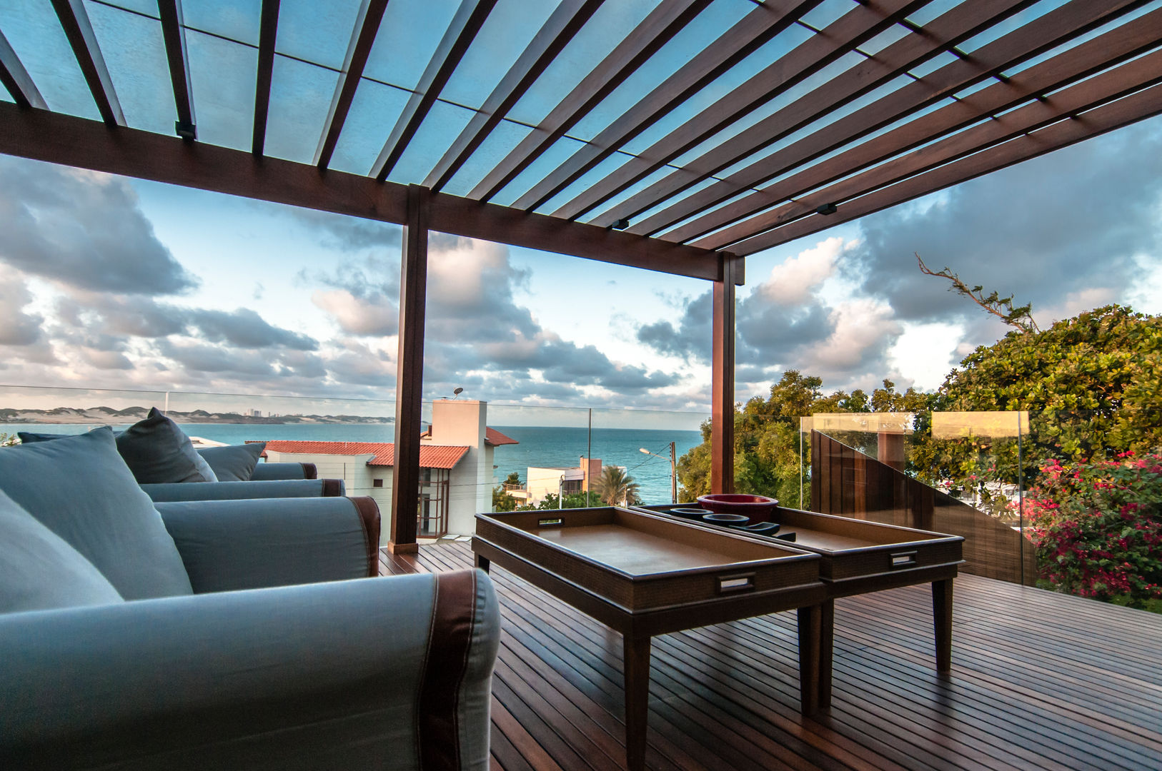 homify Tropische balkons, veranda's en terrassen