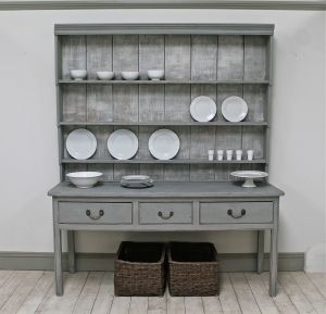 Distressed Georgian Dresser A Stylish Existence Столовая комната в рустикальном стиле Буфеты и серванты