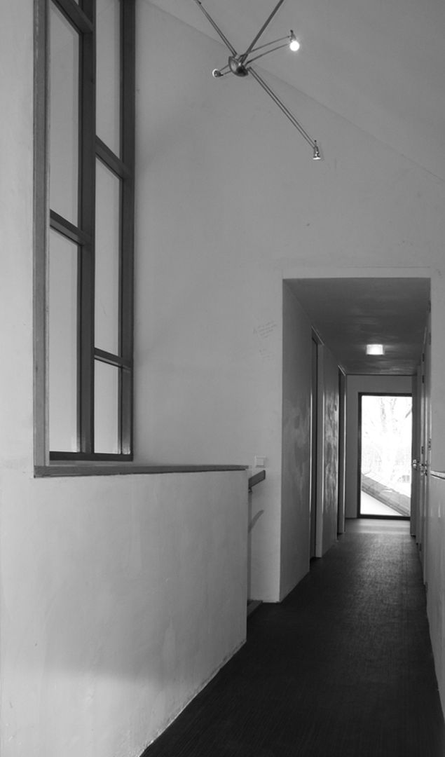 WONING GDB te BREDA, ddp-architectuur ddp-architectuur Modern Corridor, Hallway and Staircase