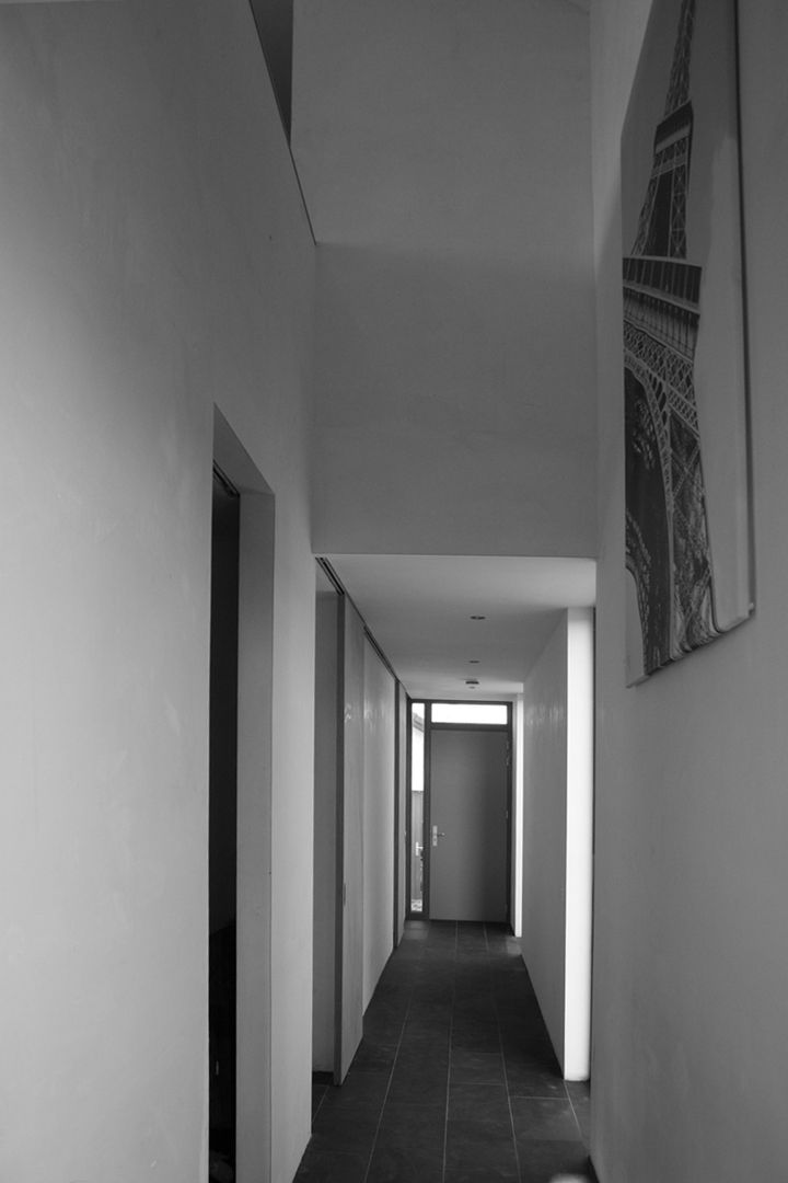 WONING GDB te BREDA, ddp-architectuur ddp-architectuur Modern Corridor, Hallway and Staircase