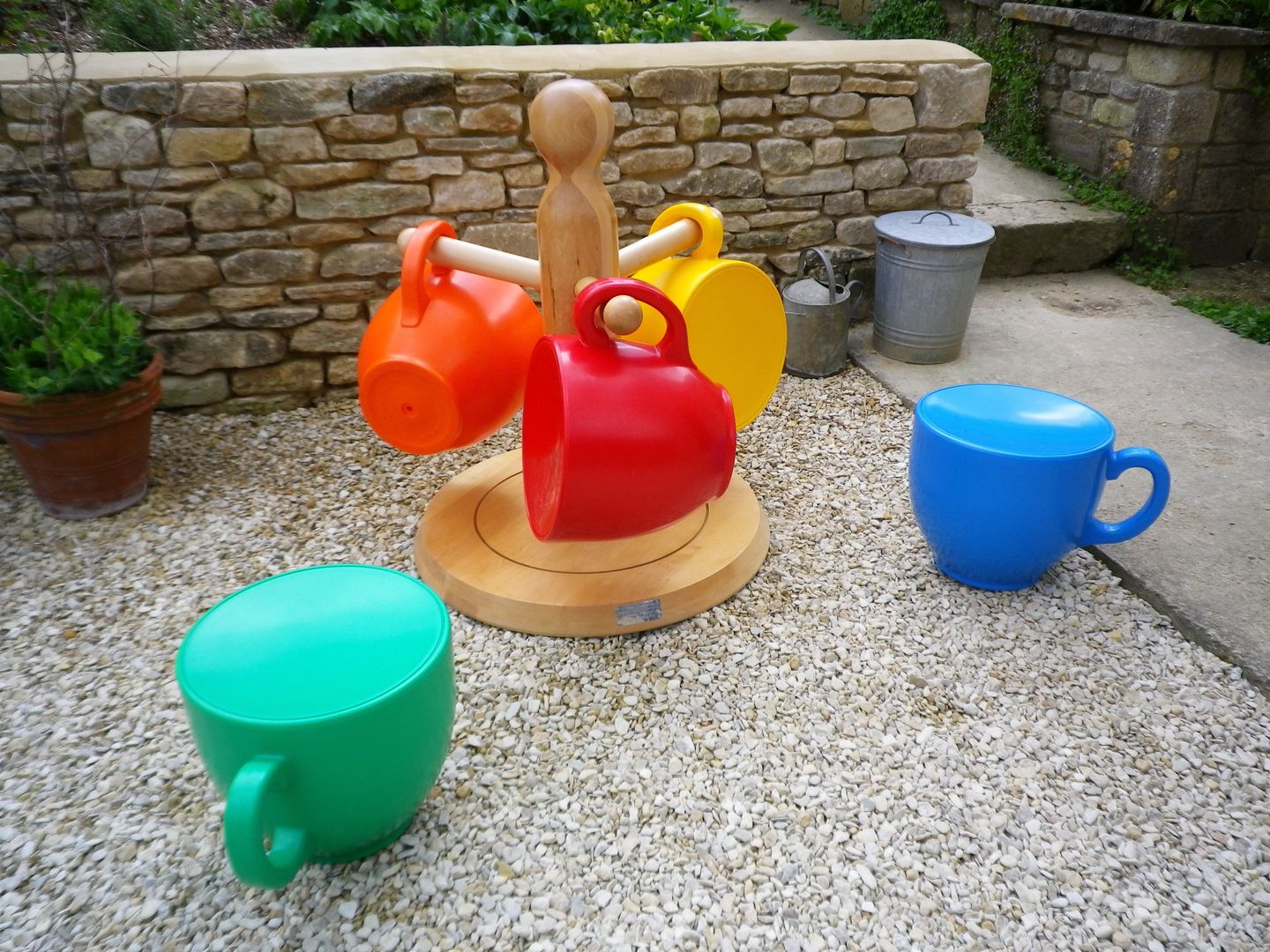 Tea Cup Stools and Mug Tree by Holly Palmer Holly Palmer Contemporary Furniture Jardin moderne Meubles