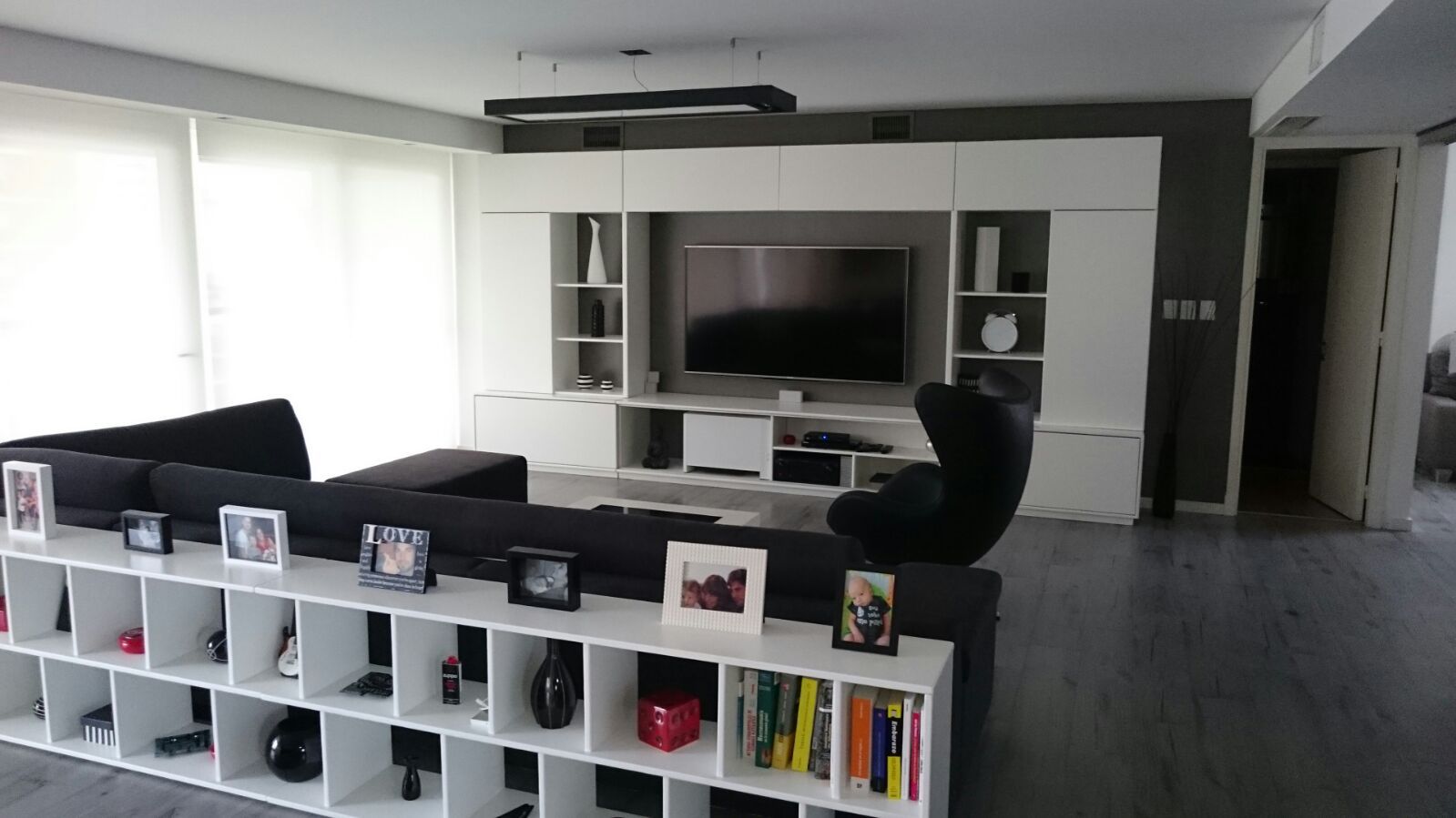 Un living moderno, dymmuebles dymmuebles Modern living room Shelves