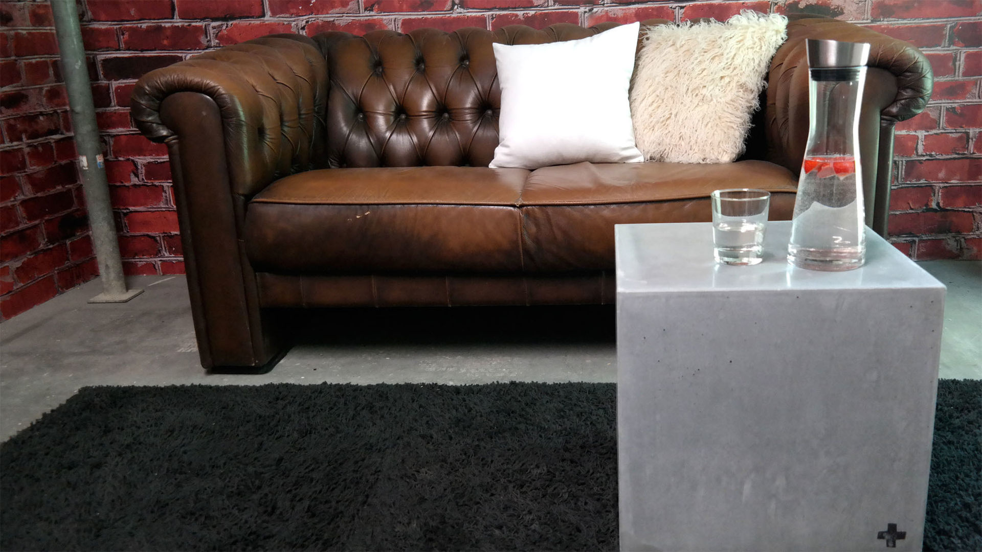 homify Industrial style living room Side tables & trays