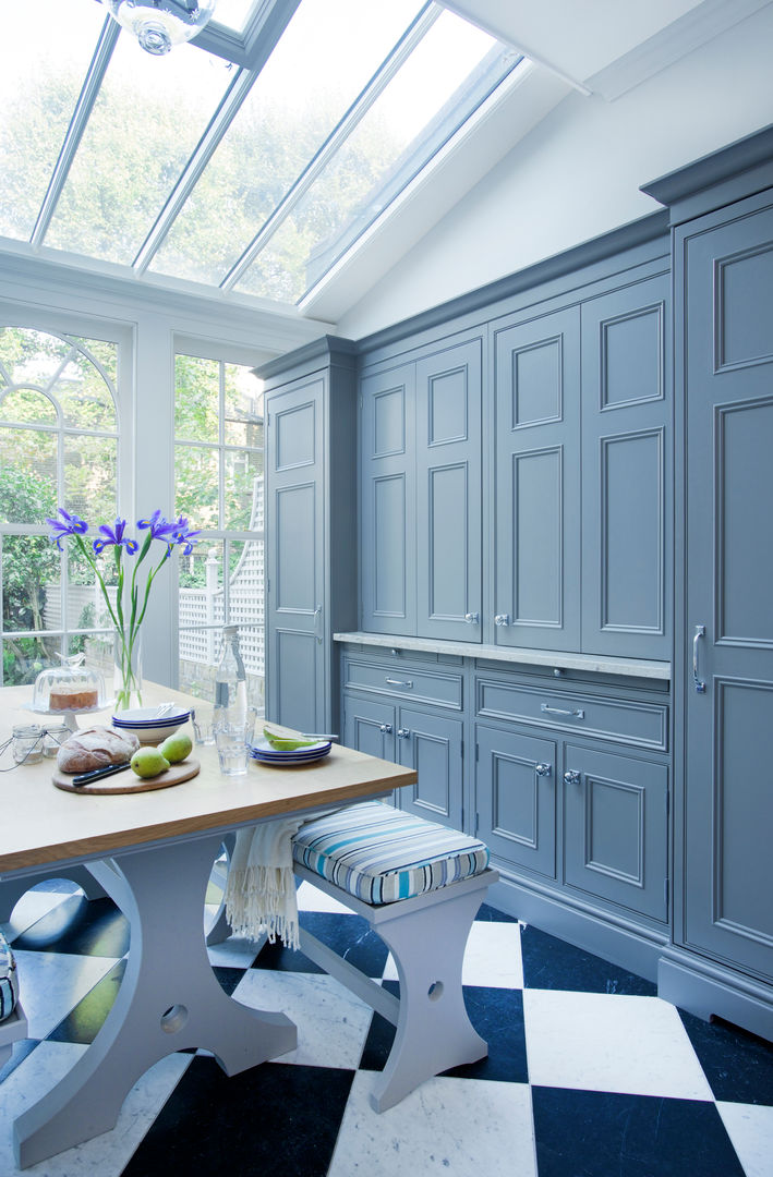 Dresser & Breakfast Table with Bench Seating. Dresser painted in Downpipe by Farrow & Ball. Lewis Alderson Nhà bếp phong cách kinh điển Tables & chairs