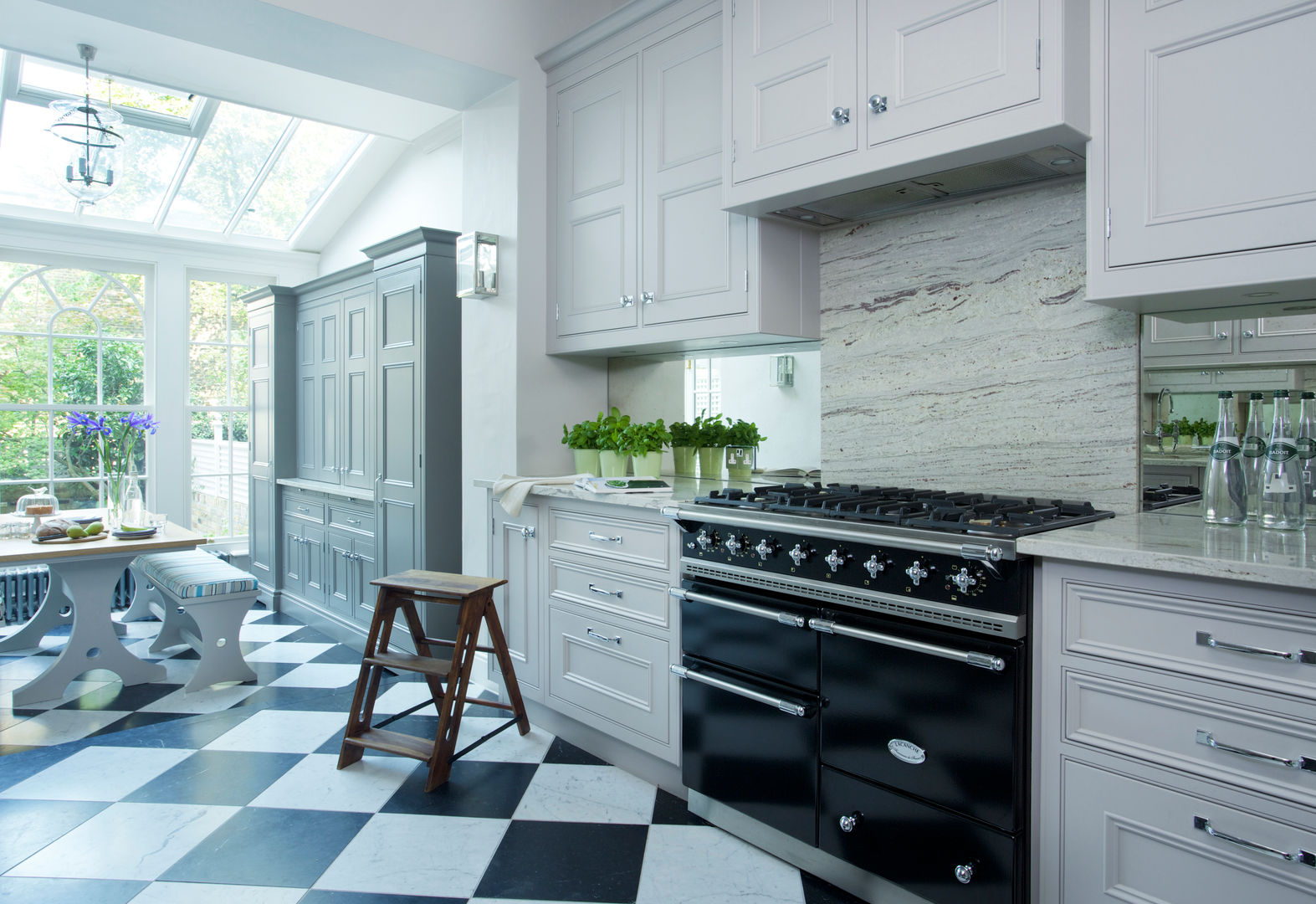 Chelsea Kitchen, Lewis Alderson Lewis Alderson Dapur Klasik Cabinets & shelves