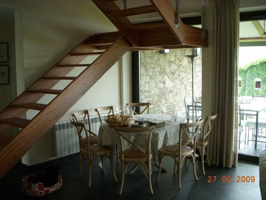 Vista del comedor y la escalera de madera volada DE DIEGO ZUAZO ARQUITECTOS Comedores clásicos