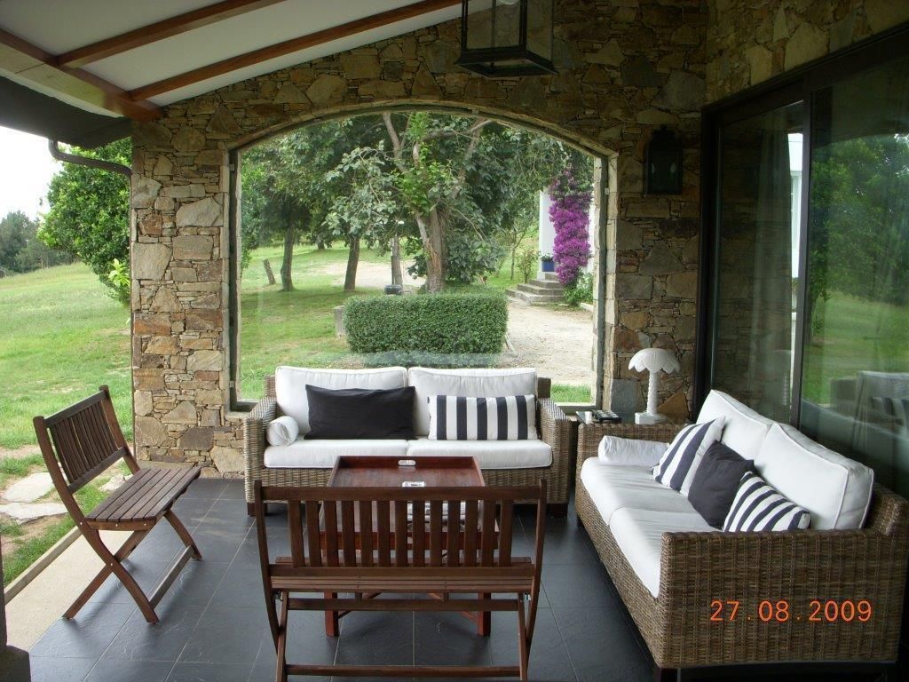 Vivienda unifamiliar en Pombal. Cabanas. A Coruña., DE DIEGO ZUAZO ARQUITECTOS DE DIEGO ZUAZO ARQUITECTOS Rustikaler Balkon, Veranda & Terrasse