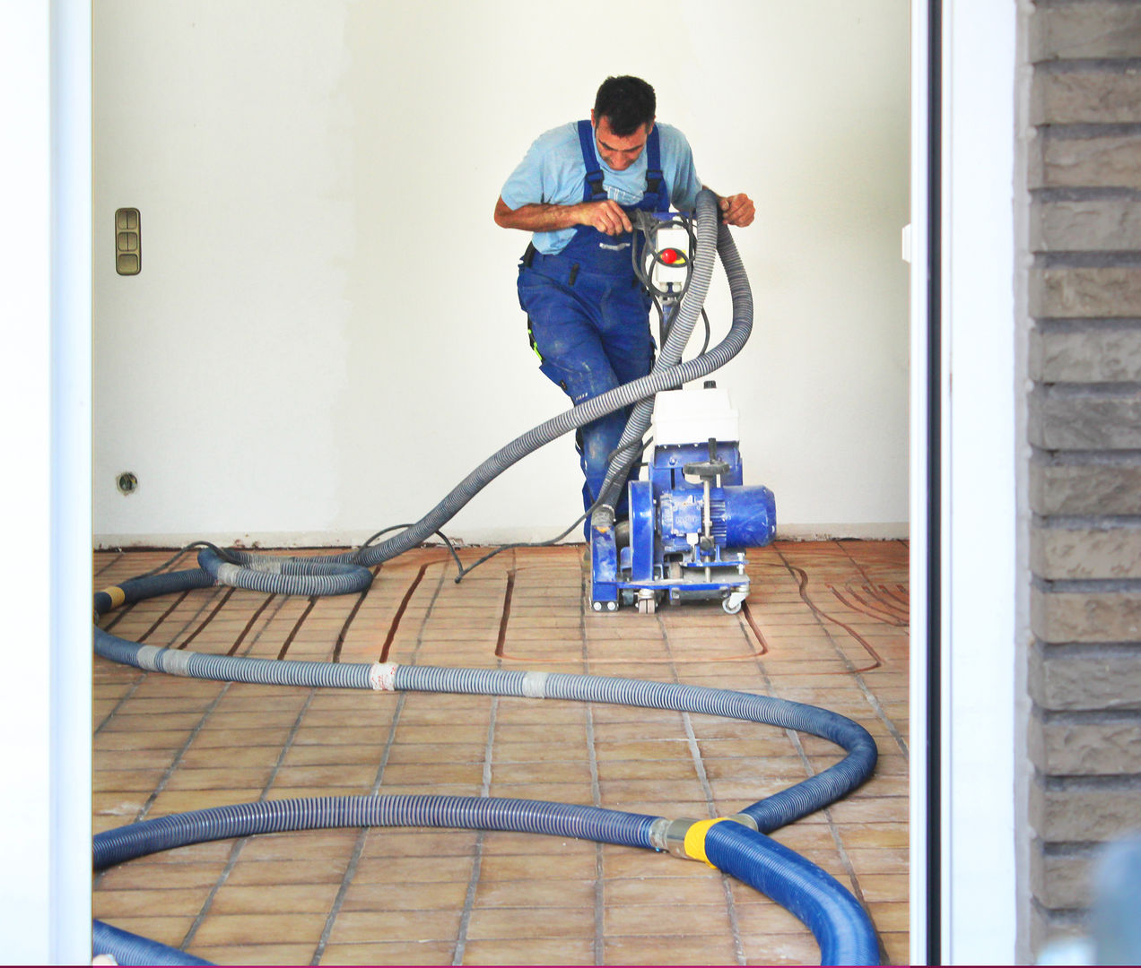 Modernisierung in Bungalow - Fliesenboden gefräst, INTOFLOOR Fußbodenheizung INTOFLOOR Fußbodenheizung Salones de estilo clásico