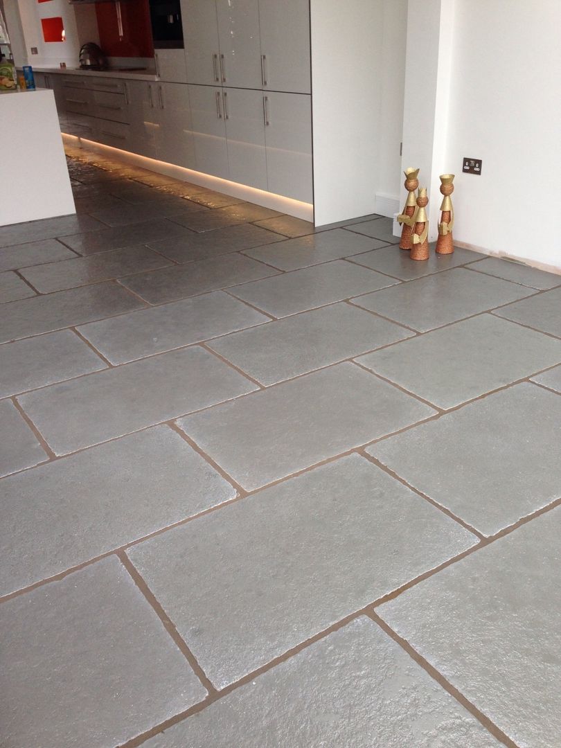 Worn Grey Limestone Floors of Stone Ltd 러스틱스타일 주방