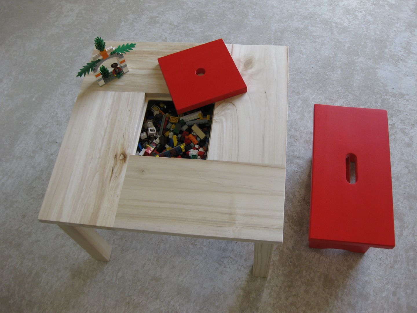 Table enfant en bois avec petit banc et rangement , Lartelier Lartelier Quartos de criança ecléticos Escrivaninha e cadeiras