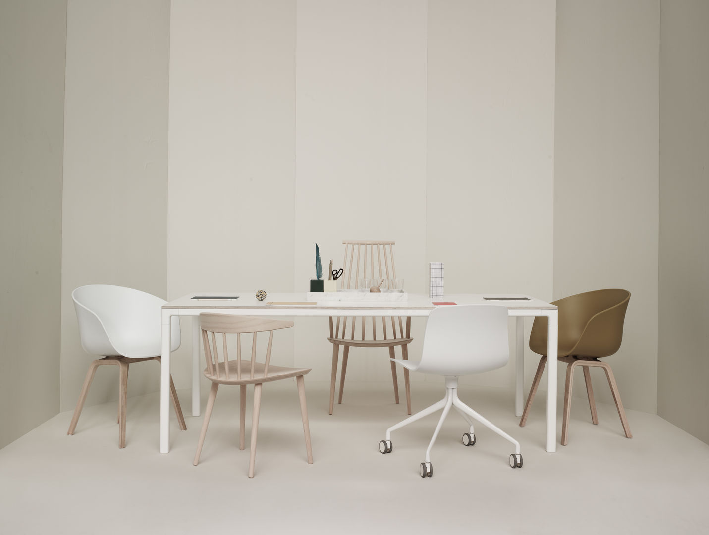 Meetingdesk modern scandinavian 99chairs Espacios comerciales Oficinas y tiendas