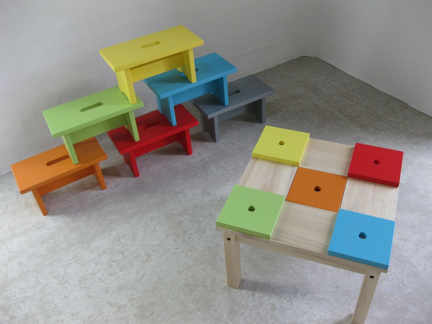Table enfant en bois avec petit banc et rangement , Lartelier Lartelier オリジナルデザインの 子供部屋 机＆椅子