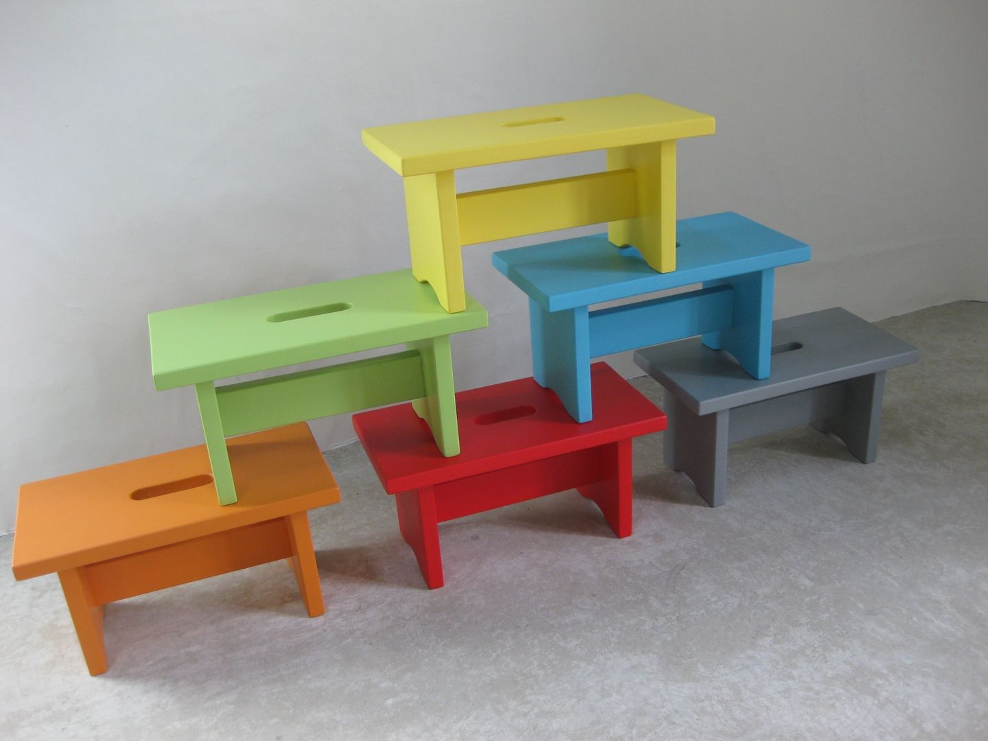 Petit banc en bois massif , coloré , Lartelier Lartelier Dormitorios infantiles Escritorios y sillas