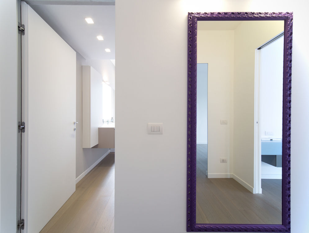 Radiant White, ristrutturami ristrutturami Corredores, halls e escadas minimalistas