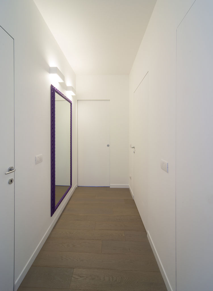 Radiant White, ristrutturami ristrutturami Minimalist corridor, hallway & stairs