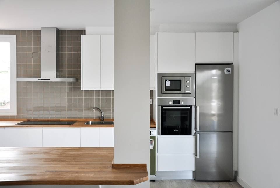 Cocina abierta de una Casa Cube de 150 metros cuadrados en L homify Cocinas de estilo moderno