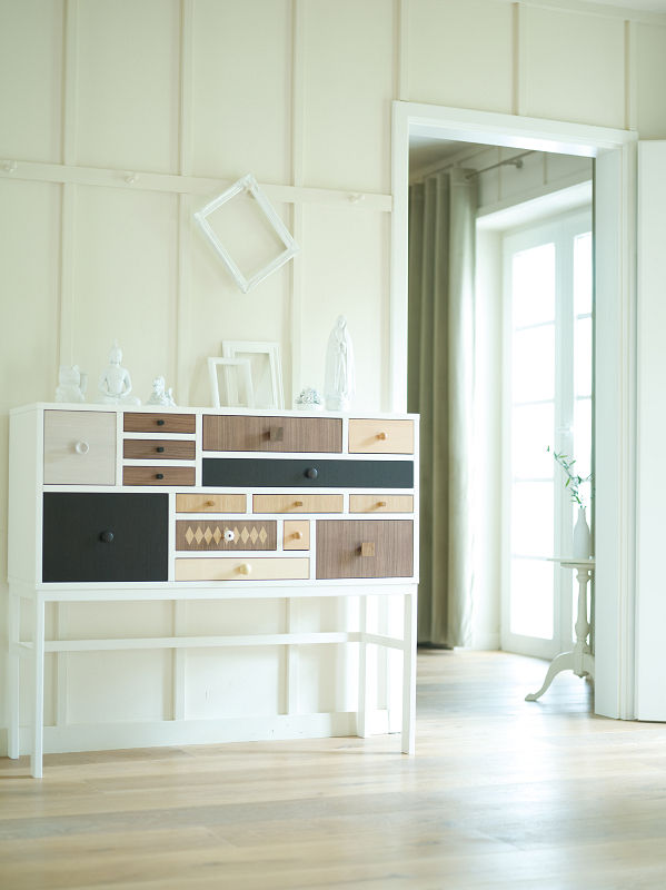 COLLECT, Versat Versat Ingresso, Corridoio & Scale in stile moderno Cassettiere & Scaffali