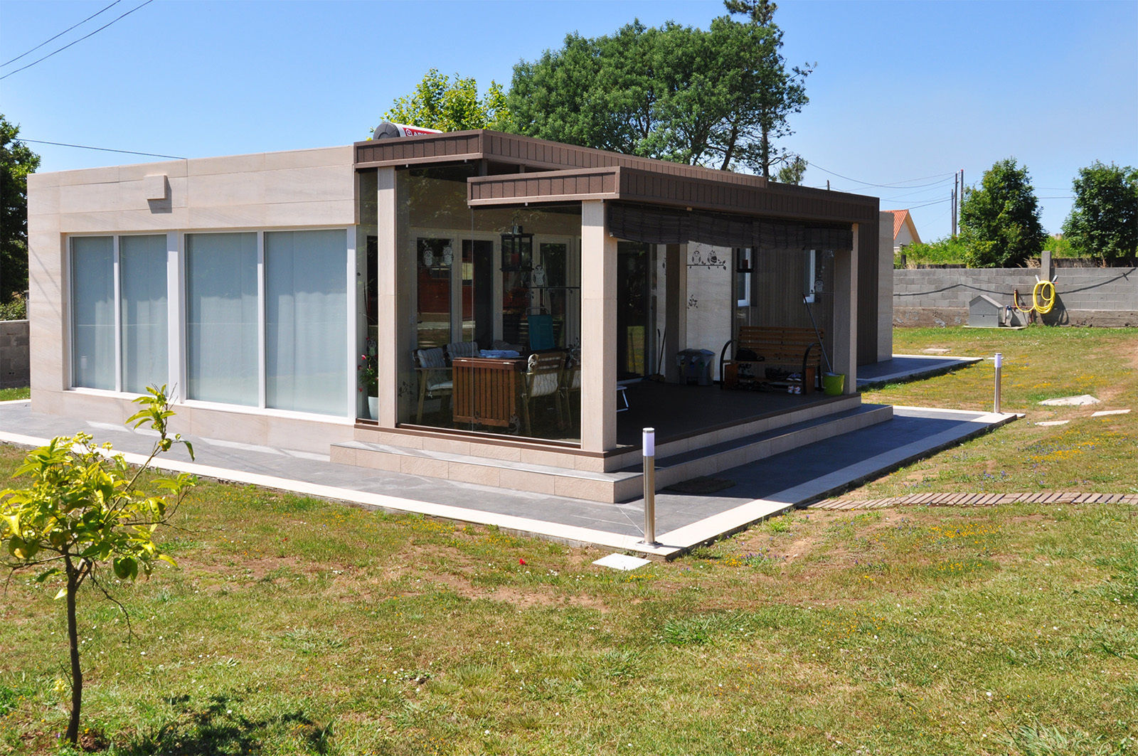 Vista trasera de una Casa Cube de 100 metros cuadrados con porche homify Casas modernas: Ideas, imágenes y decoración