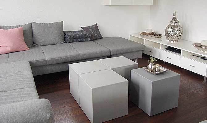 Couchtisch aus Beton CUBES, Form in Funktion / UrbanDesigners Form in Funktion / UrbanDesigners Ruang Keluarga Modern Side tables & trays