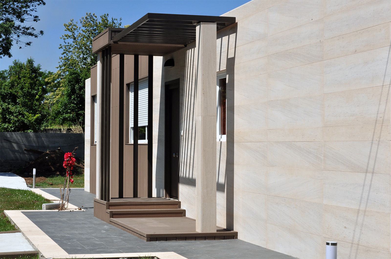 Fachada y porche delanteros en una casa Cube de 100 metros cuadrados homify Casas modernas