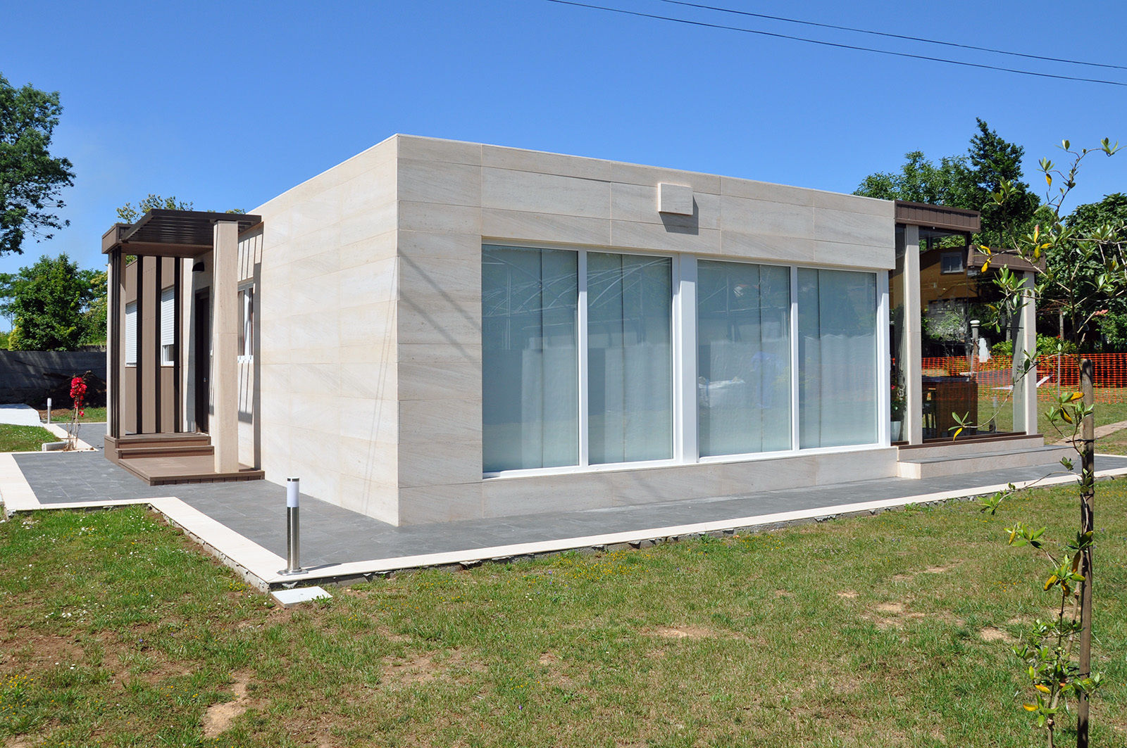 Exterior de una casa de 100 metros cuadrados. Ventanal en el salón comedor. homify Casas modernas