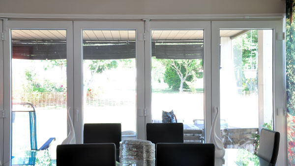 Comedor con ventanal de una Casa Cube de 100 metros cuadrados homify Comedores de estilo moderno