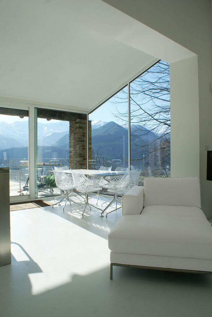 CASA IN VAL PELLICE, Dario Castellino Architetto Dario Castellino Architetto Dining room