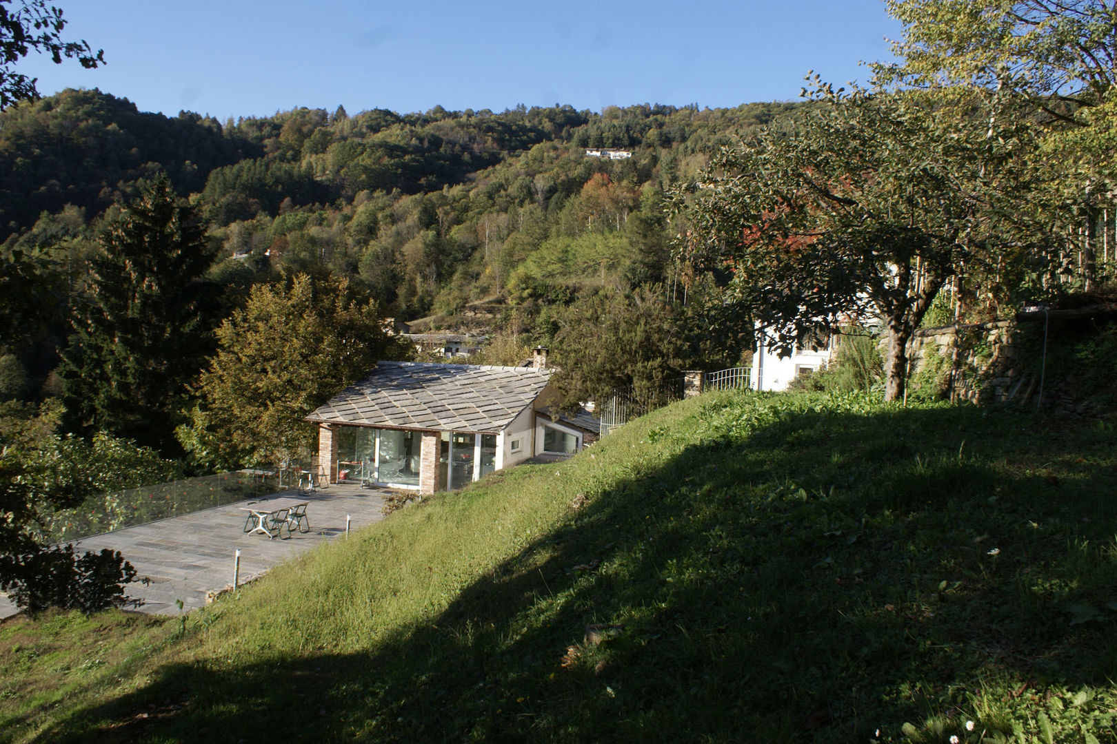 CASA IN VAL PELLICE, Dario Castellino Architetto Dario Castellino Architetto Будинки