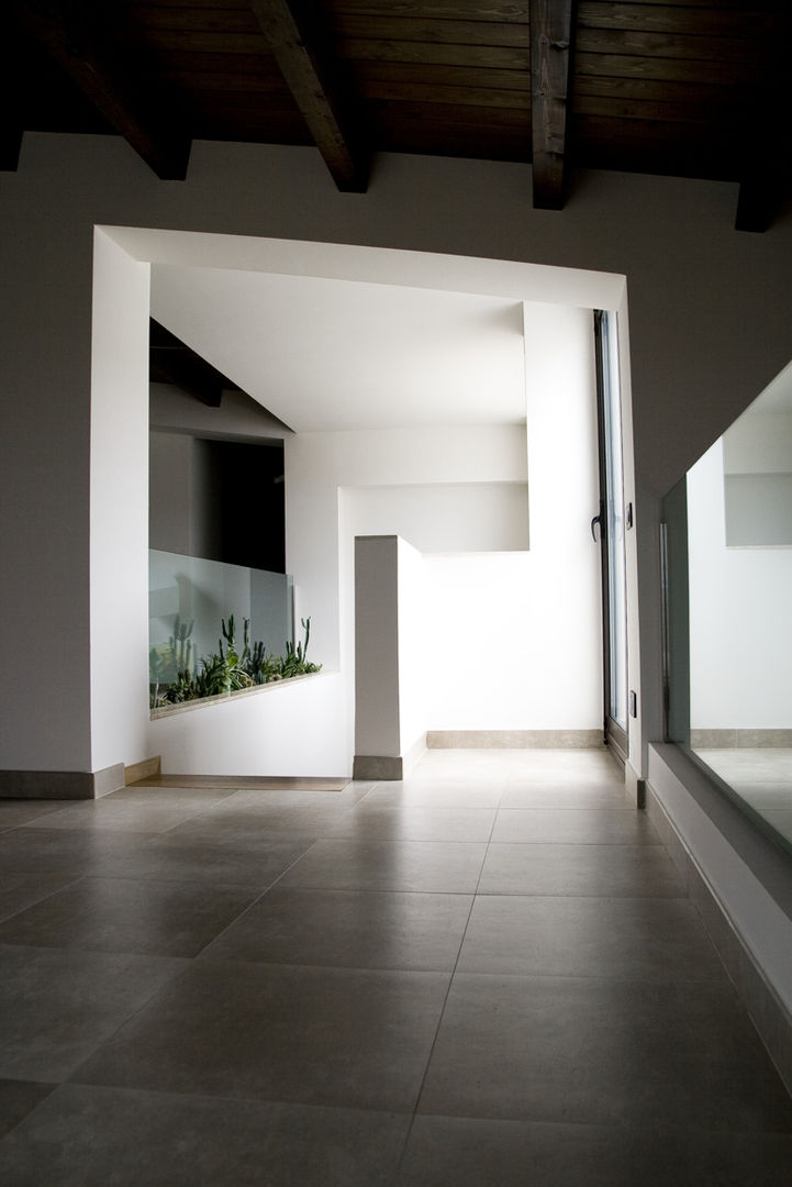 Residenza privata 4, Ignazio Buscio Architetto Ignazio Buscio Architetto Modern corridor, hallway & stairs