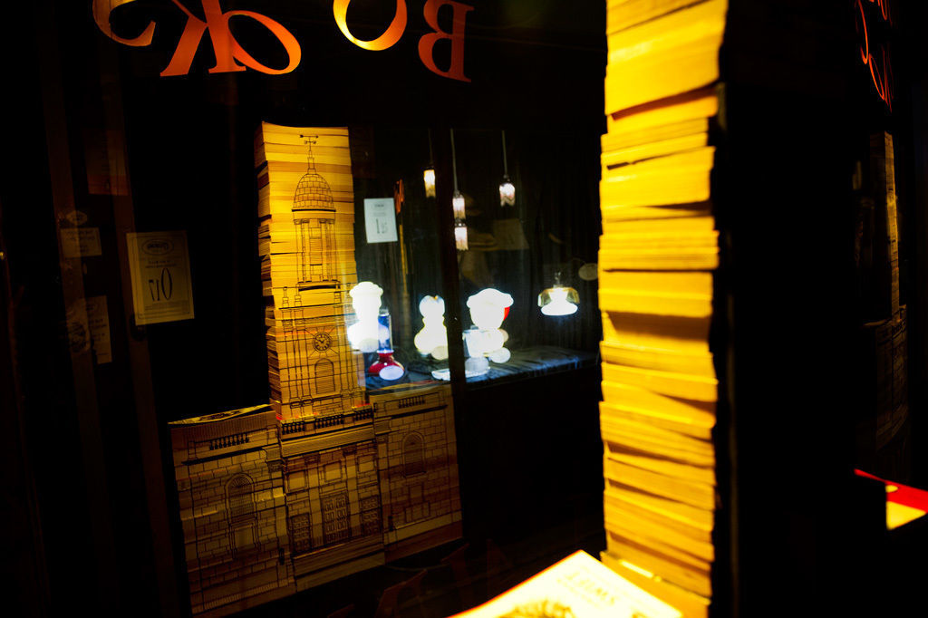 Penguin books display window Traces London مساحات تجارية صالة مناسبات