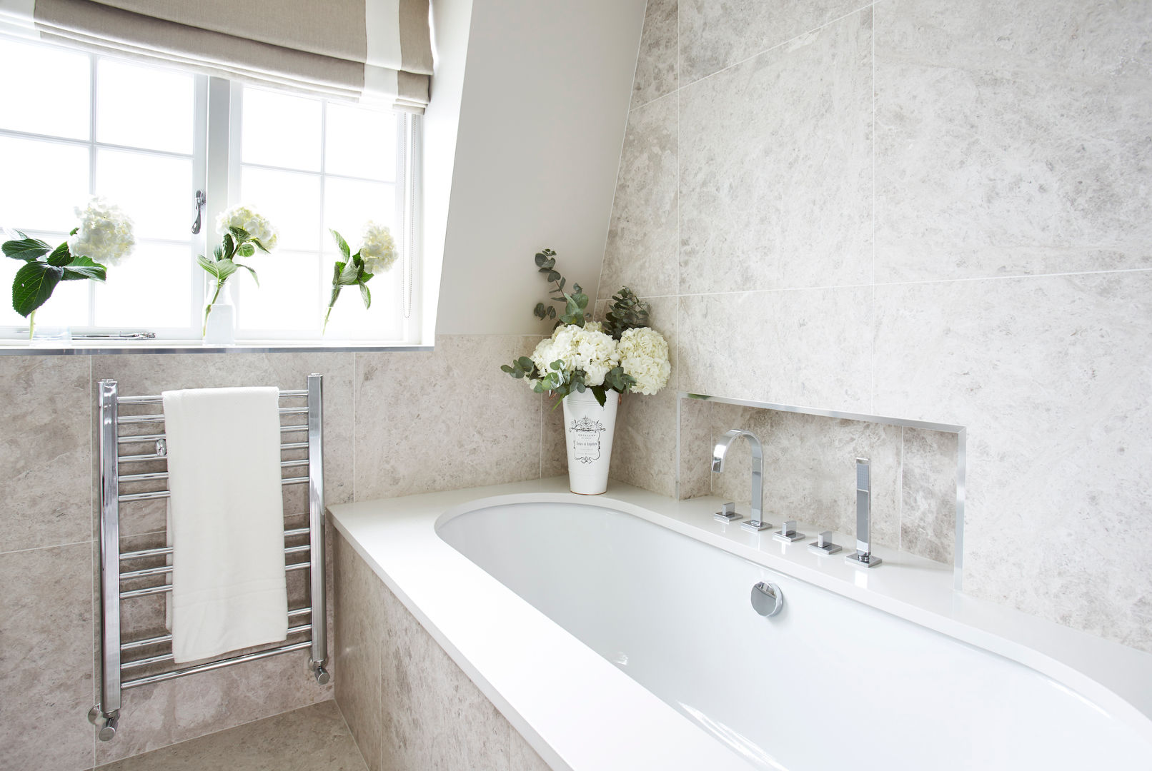 homify Eclectic style bathroom Bathtubs & showers