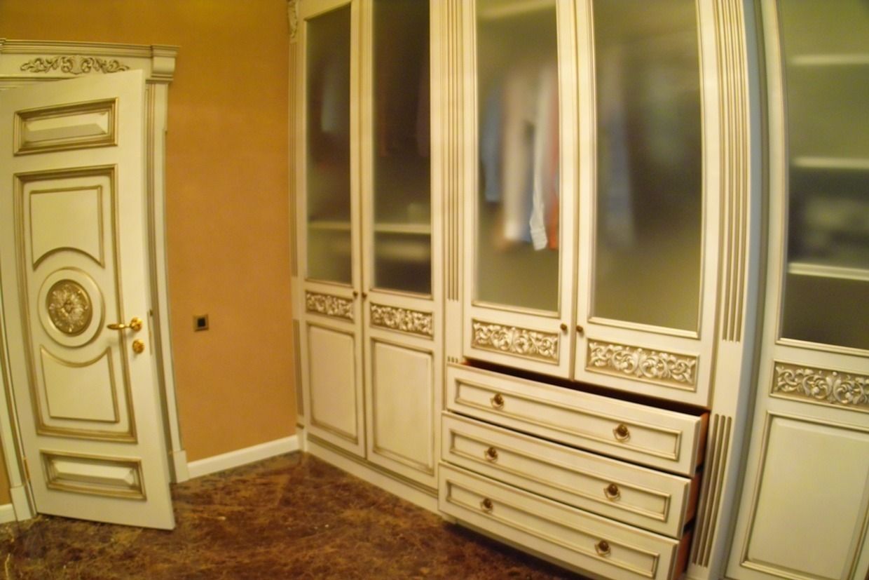 homify Classic style dressing room Wardrobes & drawers