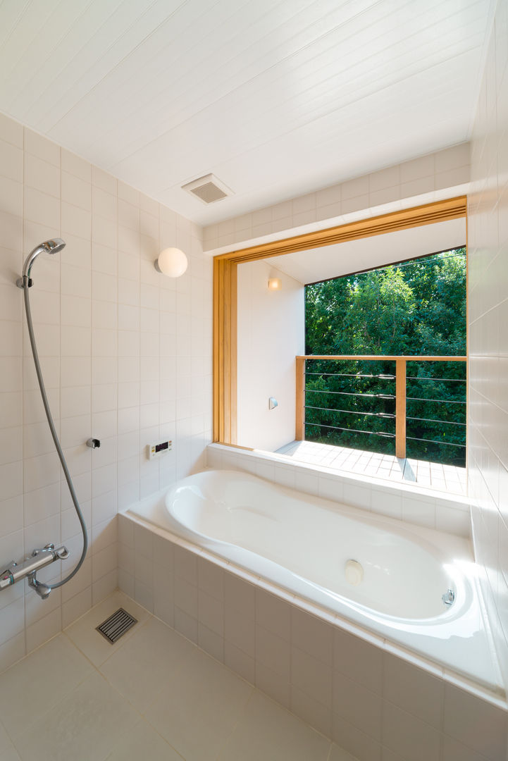 杜をつかまえる家, FAD建築事務所 FAD建築事務所 Eclectic style bathrooms Bathtubs & showers