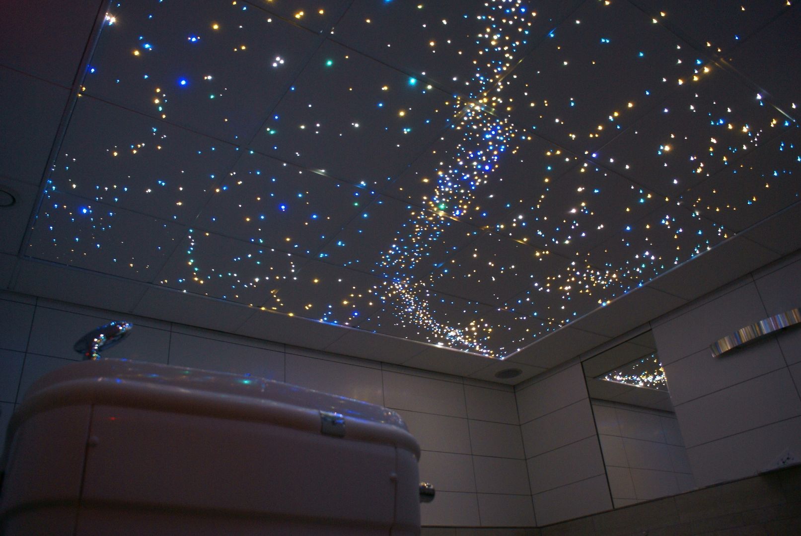 Een badkamer met sterrenhemel om ook in de badkuip nog te kunnen dromen!, MyCosmos MyCosmos Casas de banho mediterrânicas