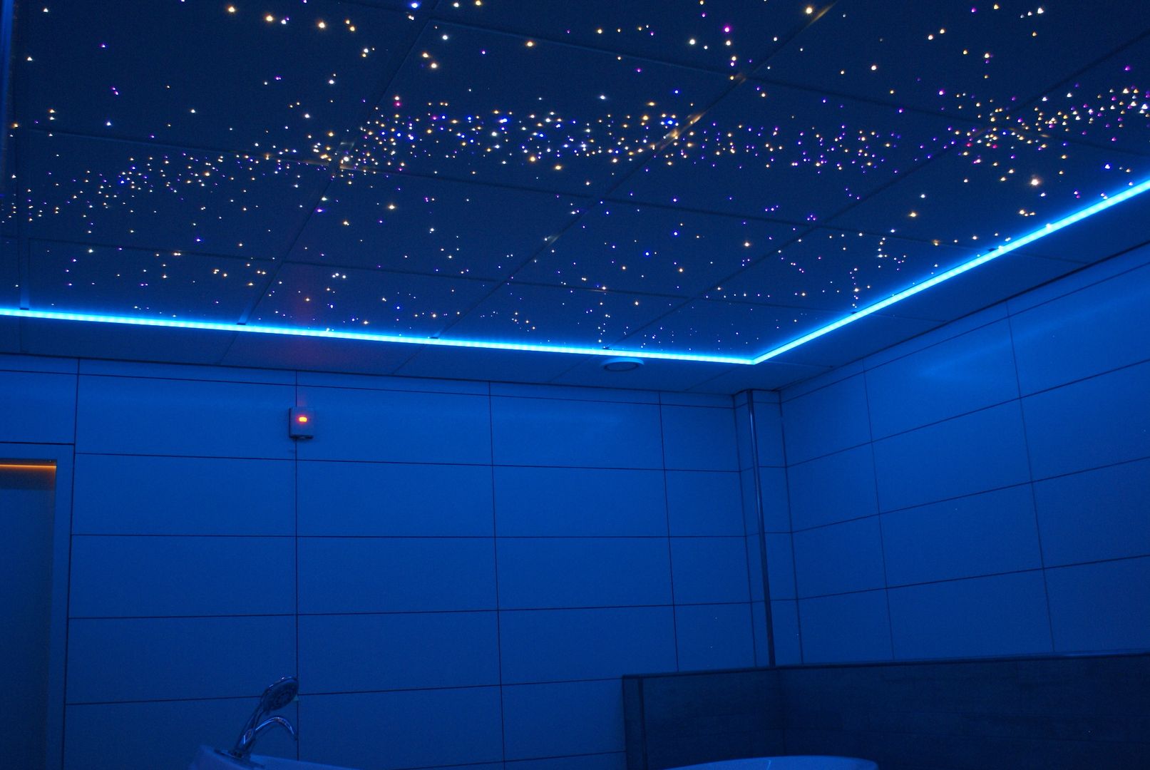 Een badkamer met sterrenhemel om ook in de badkuip nog te kunnen dromen!, MyCosmos MyCosmos 스칸디나비아 욕실