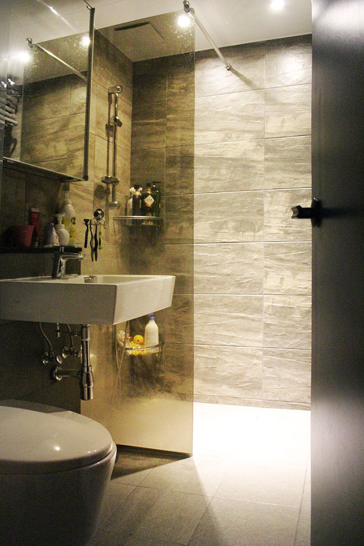 homify Modern bathroom