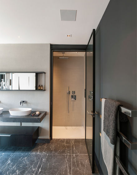 Roman House Penthouse, The Manser Practice Architects + Designers The Manser Practice Architects + Designers Salle de bain moderne