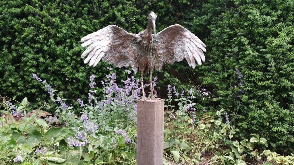 Meerpaal als passende basis bij dit kunstwerk Solits Landelijke tuinen Plant,Vogel,Bek,Plantkunde,Beeldhouwwerk,Bloem,Veerkracht,terrestrische plant,Gras,Standbeeld